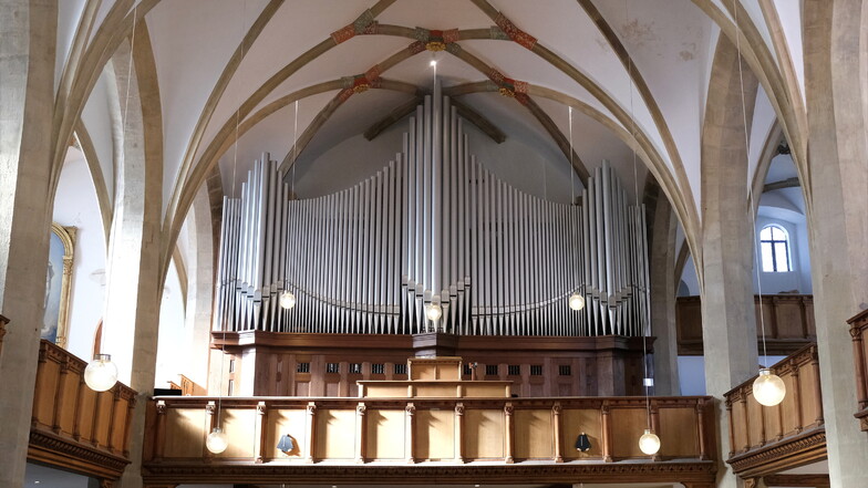 An der Empore vor der Jehmlich-Orgel soll in der Meißner Frauenkirche ein weiteres Register mit 37 Orgelpfeifen aus Meissener Porzellan installiert werden. Zur Finanzierung dieses weltweit einmaligen Vorhabens sammelt der Förderverein Spenden.
