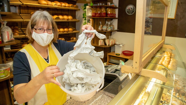 Claudia Schönig zeigt in der Bäckerei Kopke in Förstgen den Papiermüll, der durch die Bonpflicht jeden Tag entsteht.