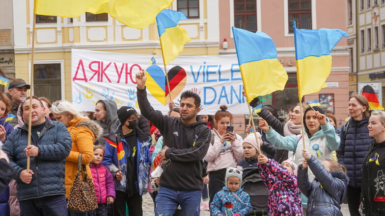 Herzen in den Farben der ukrainischen und der deutschen Flagge sind auf den Plakaten zu sehen: Rund 170 Menschen haben am Donnerstag in Bautzen an einer Dank-Veranstaltung für Ukraine-Hilfsaktionen teilgenommen.