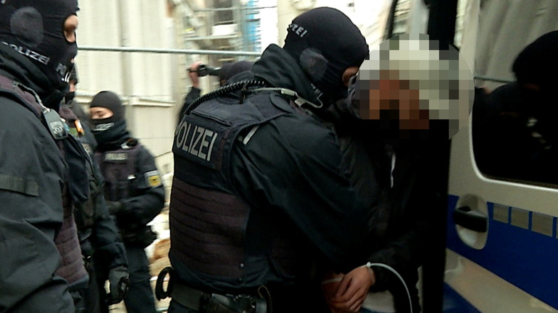 In Görlitz und Leipzig wurden am Donnerstagmorgen drei Personen festgenommen. Die Behörden werfen ihnen gewerbsmäßiges Einschleusen von Ausländern vor.