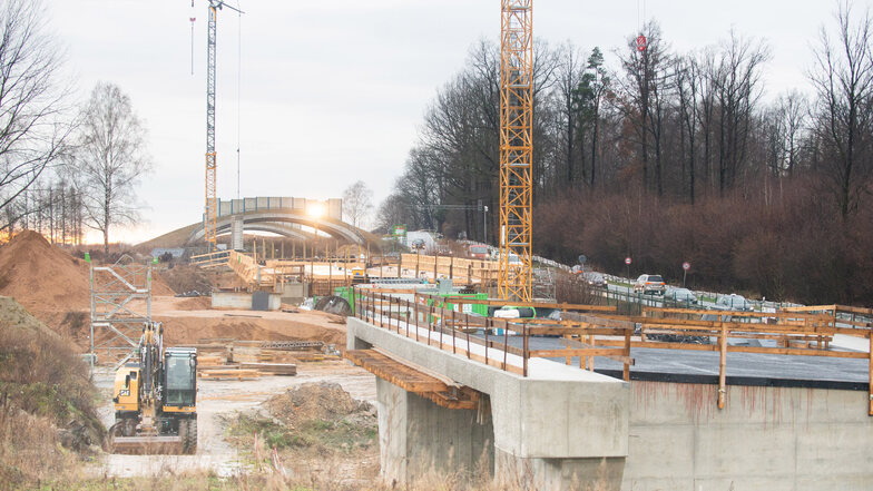 Die Arbeiten an der Schnellstraße S 177 zwischen Radeberg und Leppersdorf gehen ohne Unterbrechung weiter. An der Brücke über den sogenannten Deponieteich wird derzeit gebaut. Die Wildbrücken im Hintergrund sind bereits fertig.