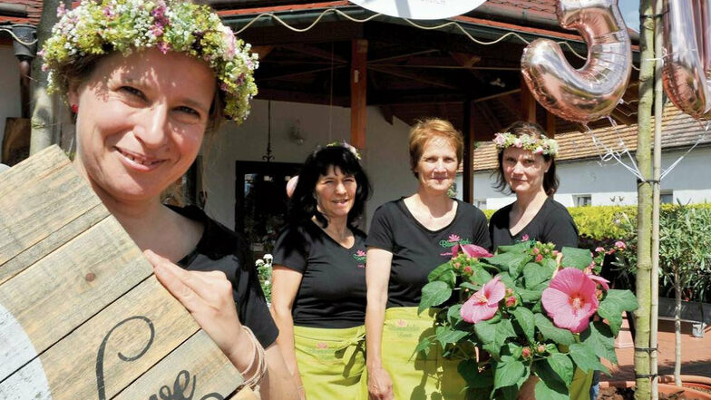 Blumig wurde es auch zum Jubiläum. Das Team des Blumenhauses Krautz in Groß Düben ist guter Dinge und froh, wieder für die Kunden da zu sein: Kathi, Christel, Chefin Marlies Krautz und Tochter Antje (von links nach rechts im Bild zu sehen).