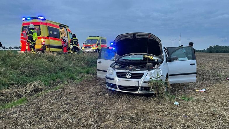 Der VW steht mit Totalschaden auf dem Feld neben der B175 bei Geringswalde. Die Fahrerin wurde bei einem Unfall schwer verletzt.