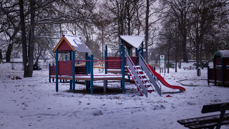 Der Spielplatz im Rothermundpark. Direkt am Park wünschen sich Anwohner einen Zebrastreifen, damit Kinder die Straße sicher überqueren können.