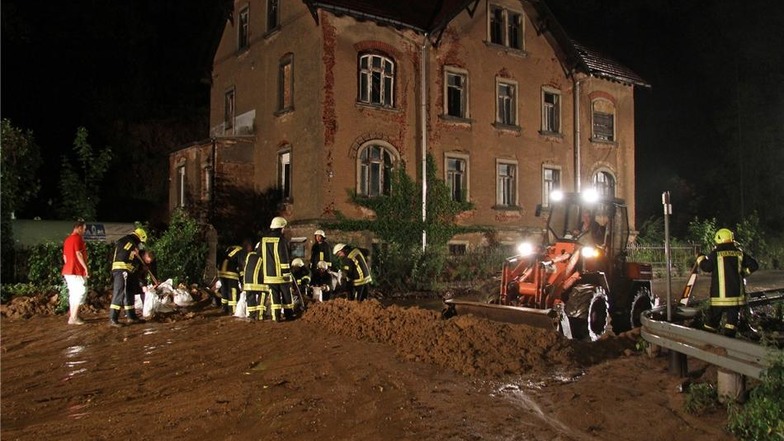 Die Freiwilligen Feuerwehren Ottendorf-Okrilla und Medingen setzten einen Radlader ein, um den Schlamm zu beseitigen.