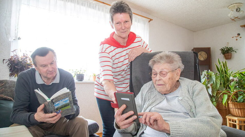 Heike Adomat, ihr Mann Frank (beide 62) und ihre Mutter Ursula Dietrich haben die coronabedingten Auszeiten gut genutzt. Die 92-Jährige hat sogar gelernt, mit dem Smartphone umzugehen und im Internet zu surfen.
