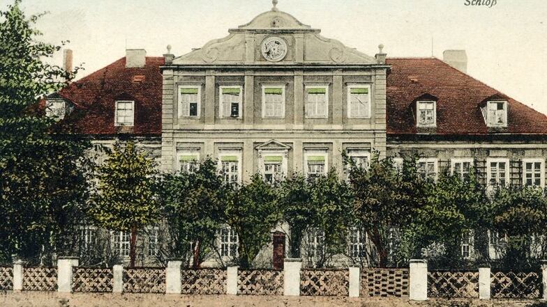 Da stand es noch: Eine handkolorierte Ansichtskarte zeigt das Schloss Stauchitz. Der Poststempel auf der Rückseite stammt von 1916. Damals diente es als Vereinslazarett im Ersten Weltkrieg, weiß der Stauchitzer Matthias Fiebiger. Vom Gebäude ist nichts üb