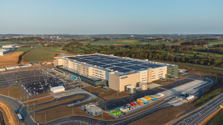 Das Amazon-Logistikzentrum in Hof ist im Mai in Betrieb gegangen. Ein vergleichbares Verteilzentrum soll im Gewerbegebiet Berbersdorf an der A 4 gebaut werden.