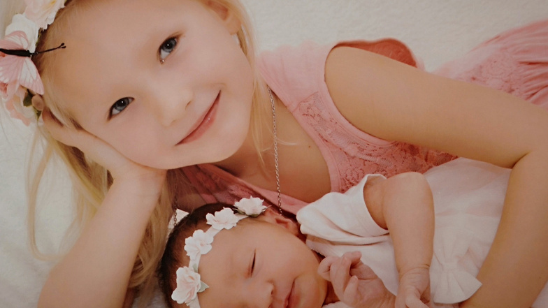 Lynn Elina mit Schwester Maya Jolie, geboren am 	17. Juli, Geburtsort: Kamenz, Gewicht: 3490 Gramm, Größe: 51 Zentimeter, Eltern: Jennifer und Tom Schneider, Wohnort: Kamenz