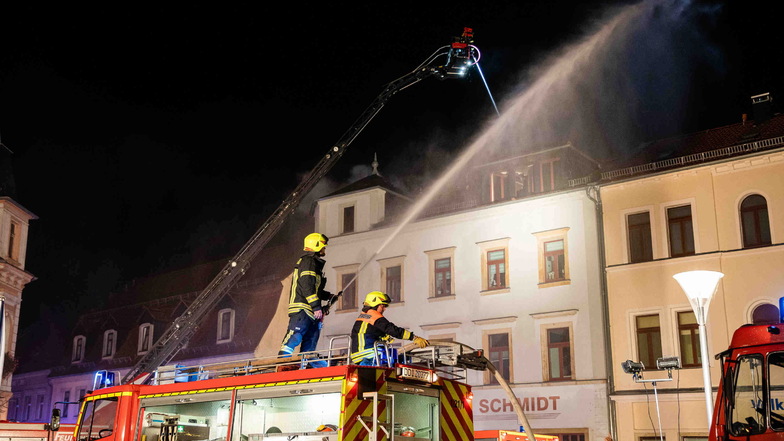 Großeinsatz für die Feuerwehren in und um Radeburg: Im September standen hier Dachstuhl und oberste Wohnung des Hauses Markt 11 in Flammen.