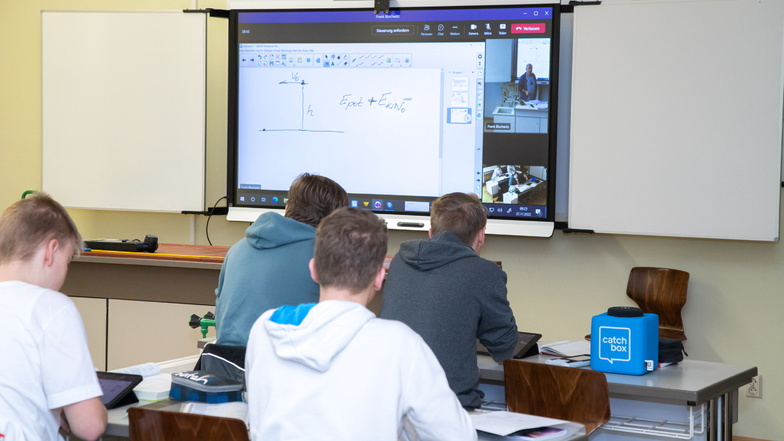 Im Physik-Leistungskurs sehen die vier Schüler in Niesky ihren Lehrer nur über die Videoschalte. Das Tafelbild aus Görlitz ist zeitgleich auch in Niesky sichtbar.