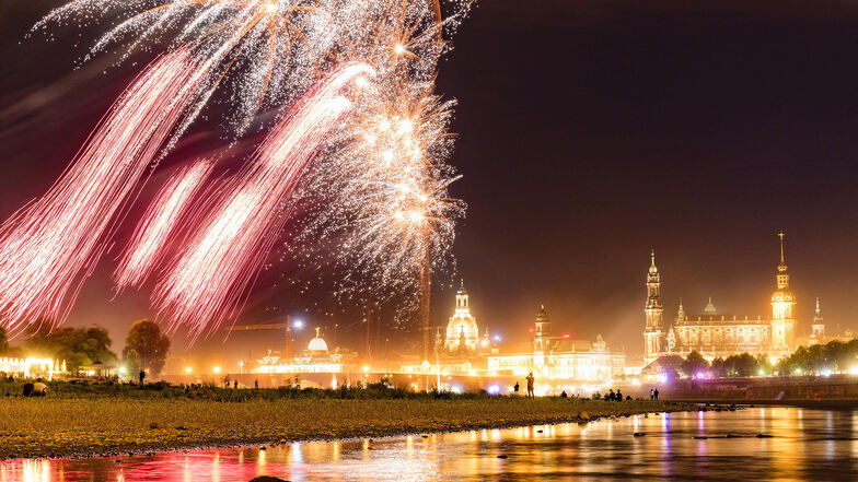 Im Vordergrund Raketen, im Hintergrund Gewitter: Das diesjährige Stadtfest-Feuerwerk hatte eine ganz eigene Stimmung.