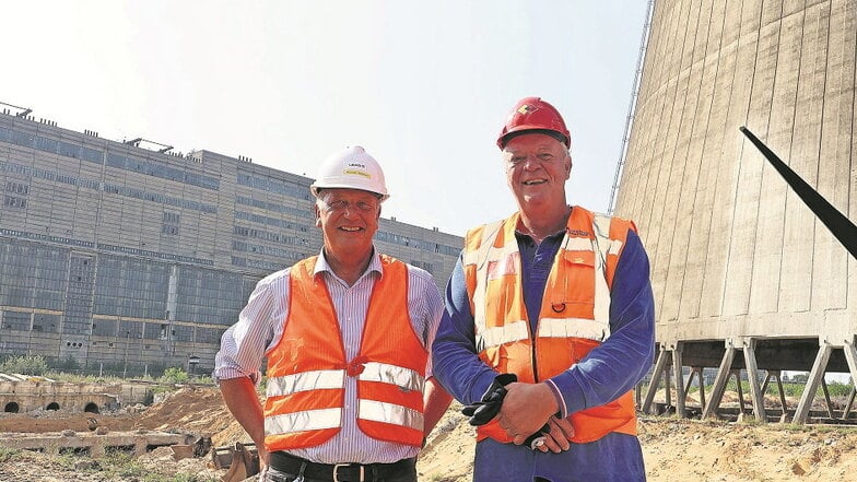 Haben beim Abriss auf der Baustelle das Sagen: Leag-Projektleiter Ronald Hübner (li.) und der niederländische Bauleiter Richard Mantjes von der Laarakers Democom GmbH aus Düsseldorf.