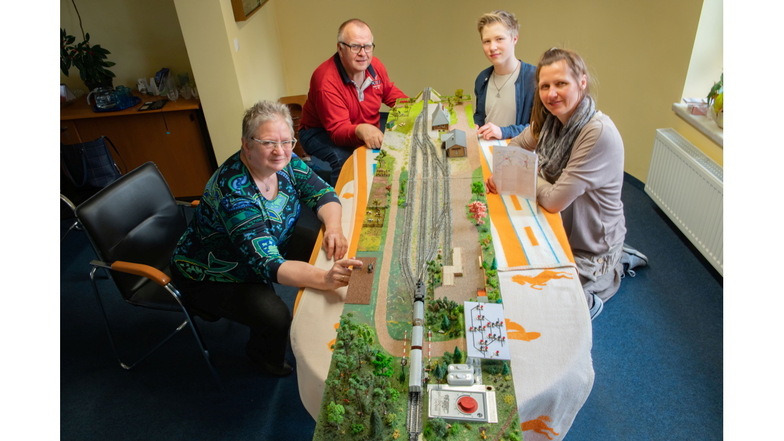 Die Ebersbacher Bahnhofsfreunde mit ihrem Modell des Bahngeländes, wie es vor 100 Jahren geplant wurde: (v.l.) Ulrike Scholz, Lutz Otto, Carlo und Ines Veddersen.