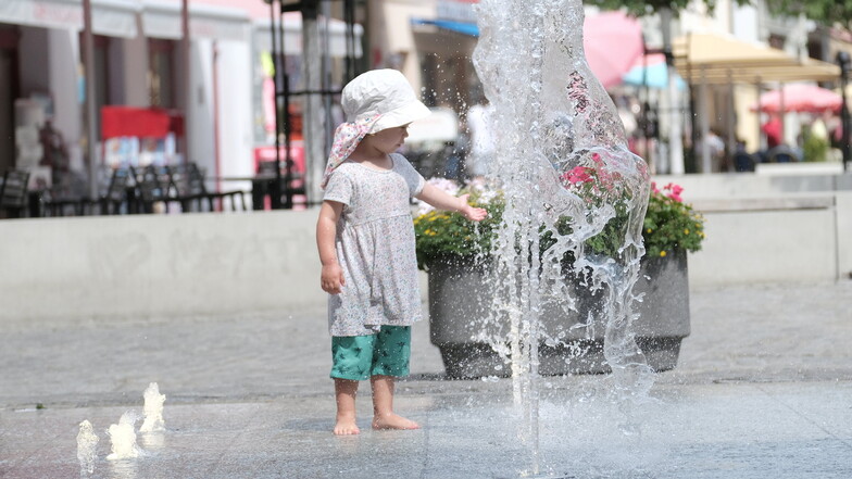 Das Wasserspiel auf der Meißner Neugasse ist vor allem bei Kindern ein beliebter Badespaß. Aber ist er auch sicher? Die Stadt führt regelmäßige Überprüfungen durch.