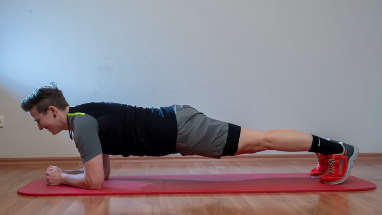 Bringt Spannung in Bauch und Rücken: der Unterarmstütz beziehungsweise Plank