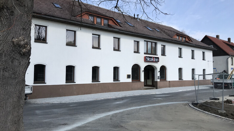 Der ehemalige Kretscham in Neusalza-Spremberg hat einen neuen Besitzer. Gegenüber baut die Stadt gerade einen Rastplatz für Wanderer und Radfahrer.