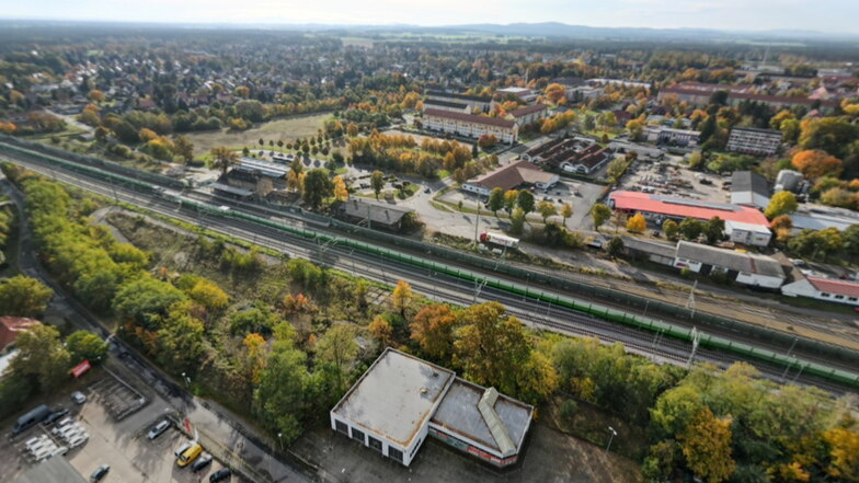 Die Stadt Niesky mit Areal Bahnhof vom Norden aus gesehen.