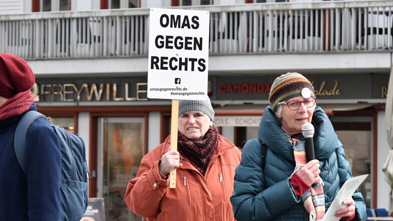 Die AfD hat jetzt die "Omas gegen Rechts" in Dresden, die regelmäßig gegen Rechtsextremismus auf die Straße gehen, ins Visier genommen.
