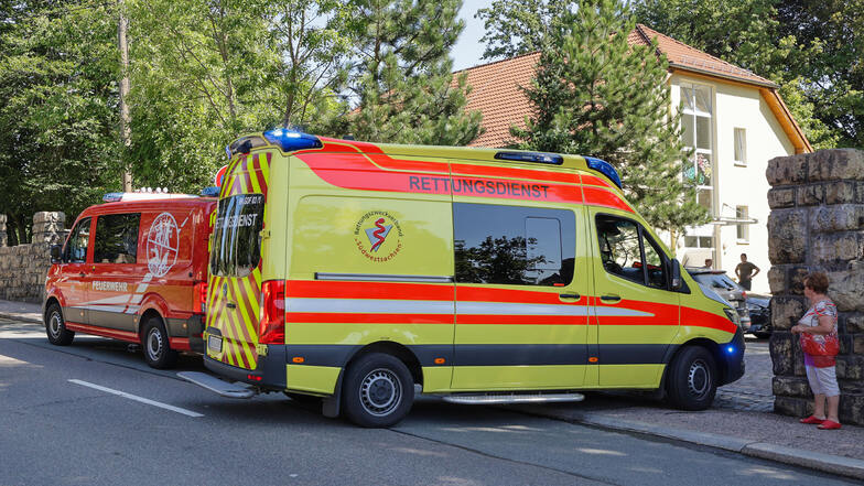 Rettungsdienst und Feuerwehr sind am Unfallort im Einsatz.