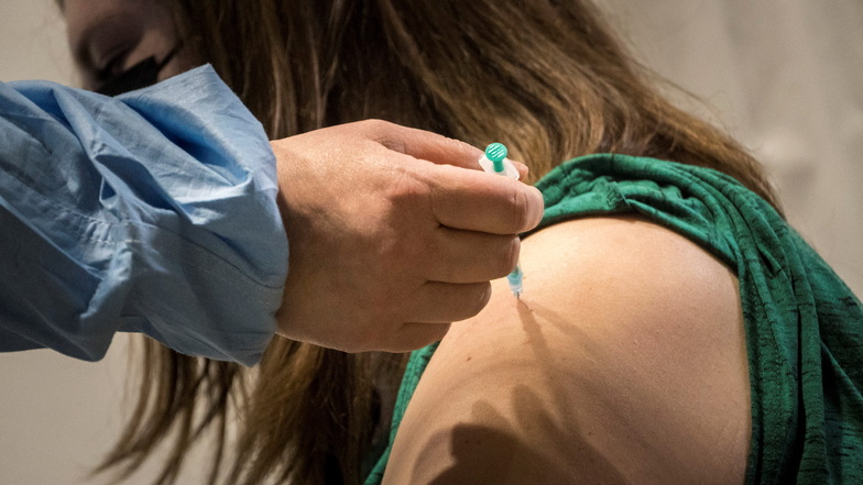 Hier wird eine Pflegedienst-Mitarbeiterin in der Sachsenarena gegen das Coronavirus geimpft.