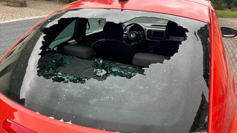 Das Auto von Helen Peikert wurde in der Nacht vom 3. zum 4. Februar zerstört. Die Polizei nahm Reste eines  Bierglases als Tatwerkzeug mit.