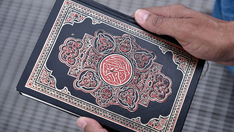 Ein Koran ähnlich dem, den ein Mann in einer Dresdner Moschee angezündet hat.