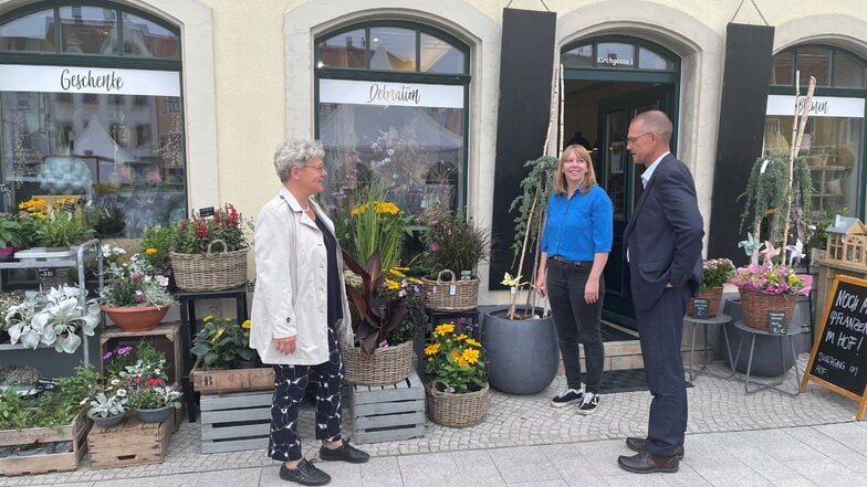 Landrat Ralf Hänsel mit Bürgermeisterin Michaela Ritter (l.) und Inhaberin Anne Wachtel vor dem Blumenfachgeschäft "Leilany".