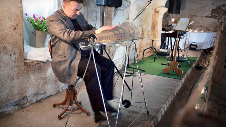 Im Jahr 2014 spielte Bruno Kliegl vor etwa hundert Besuchern auf seiner Glasharmonika. Der Kultur- und Schlossverein Promnitz bietet solche außergewöhnlichen Konzerte schon seit zehn Jahren an.