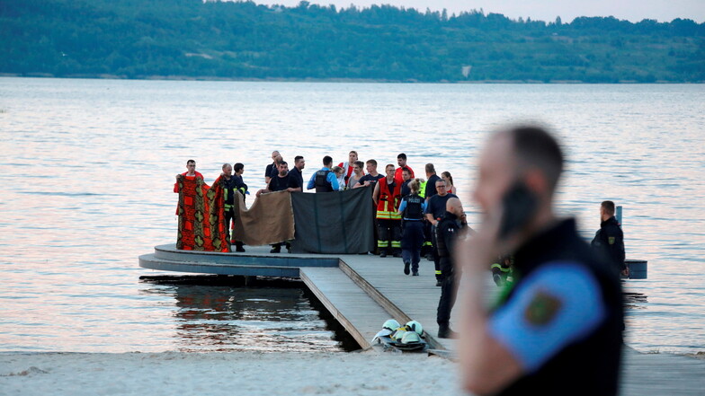 Einsatzkräfte haben den verunglückten leblosen 22-Jährigen am Berzdorfer See geborgen.