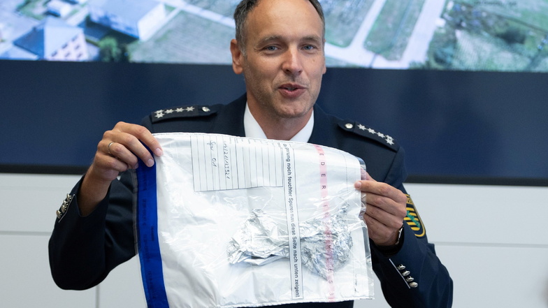 Polizeisprecher Thomas Geithner zeigte während einer Pressekonferenz die Reste eines Ballons, der im Umspannwerk Dresden-Süd entdeckt wurde. Bei einem Stromausfall am 13. September 2021 hatten etwa 300.000 Haushalte in Dresden zweitweise keinen Strom.
