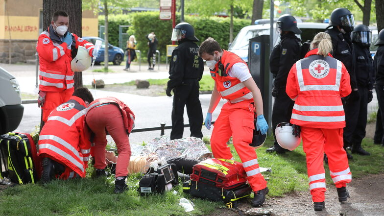 Nach dem Angriff: Sanitäter kümmern sich um Nils beim Aufstiegsspiel von Dynamo Dresden im vergangenen Mai.