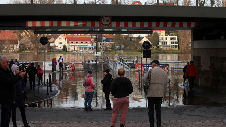 Altstadt-Ausfahrt an der Brückenstraße in Pirna: Das Wasser ist gesunken, sodass der Bereich wieder passiert werden kann.