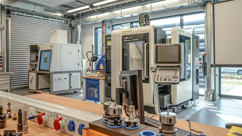 Blick in einen Ausbildungsraum im neuen Laborgebäude der Berufsakademie Bautzen.