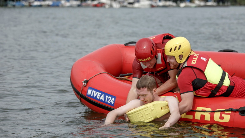 Zum Glück nur eine Übung: Rettungsschwimmer der Deutschen Lebensrettungsgesellschaft ziehen einen Mann in ihr Motorschlauchboot.