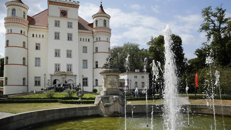 Der Brunnen im Schlosspark von Wojanów stand früher in Rybarzowice bei Bogatynia.