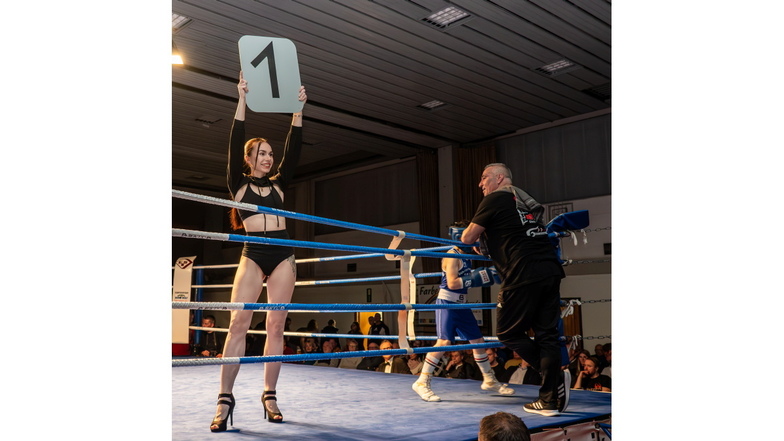 Nicole Trinks sorgte als Nummerngirl für die richtige Boxsportatmosphäre.