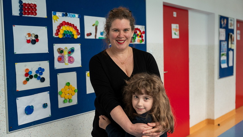 Sabine Euler mit ihrer Tochter Toni in der DPFA-Grundschule in Zgorzelec.