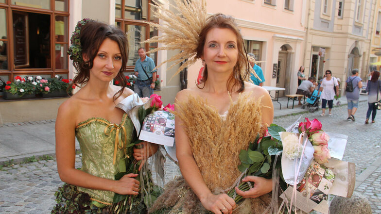 Szenen vom Altstadtfest aus dem vergangenen Jahr: Olga Wos (l.) und Katharina Bühn haben in der Heringstraße Rosen verteilt.