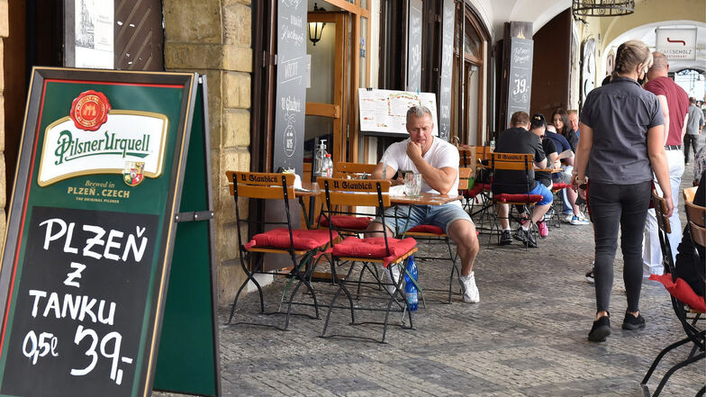Die Gaststätten in Prag haben nach Corona zwar längst wieder geöffnet, aber für viele Tschechen wird das Ausgehen wegen der gallopierenden Preise zu teuer. Nur der Bierpreis ist nicht gestiegen.