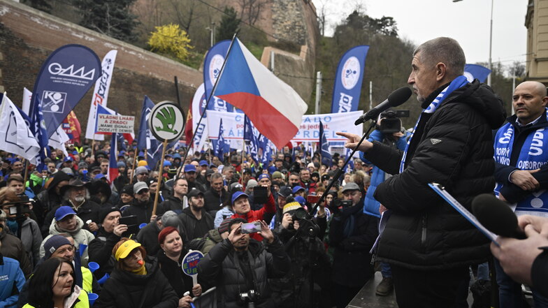 Mehrere tausend Menschen haben in Tschechien gegen eine mögliche Anhebung des Renteneintrittsalters auf 68 Jahre demonstriert.