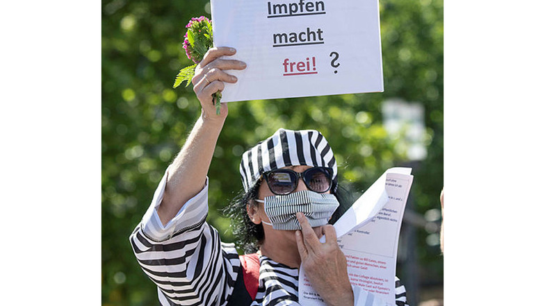Teilnehmerin einer Anti-Corona-Demo in Frankfurt/Main protestiert in Häftlingskleidung gegen das Impfen.