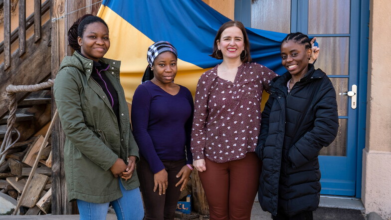 Kristina Seifert (2. v. r.) auf dem Görlitzer Niederhof mit den nigerianischen aus der Ukraine geflüchteten Medizinstudentinnen Neche, Chioma und Princess.