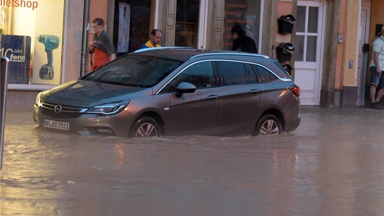 Für Autos wurde es auf Döbelns Straßen schwierig, voran zu kommen ohne geflutet zu werden.