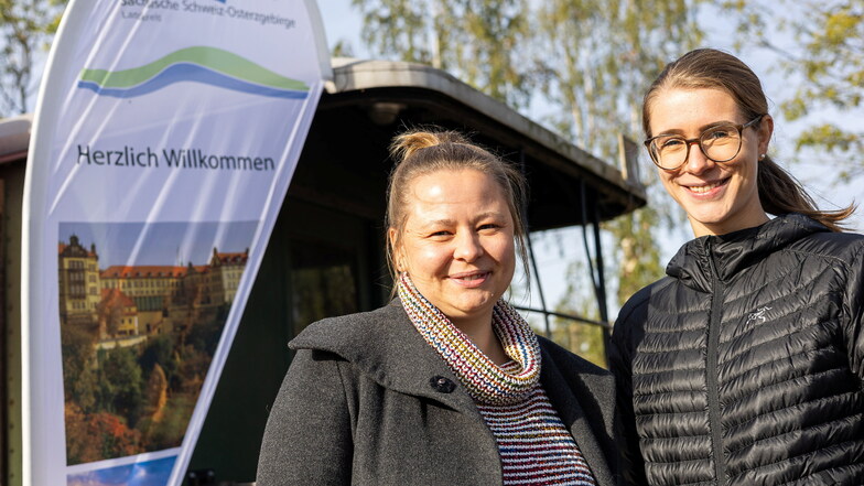 Beim Landratsamt für das Projekt verantwortlich: Kati Zuber (li.) und Franziska Jäpel. Für beide Frauen gab es Lob vom Landrat und von der Sachsen-Energie.