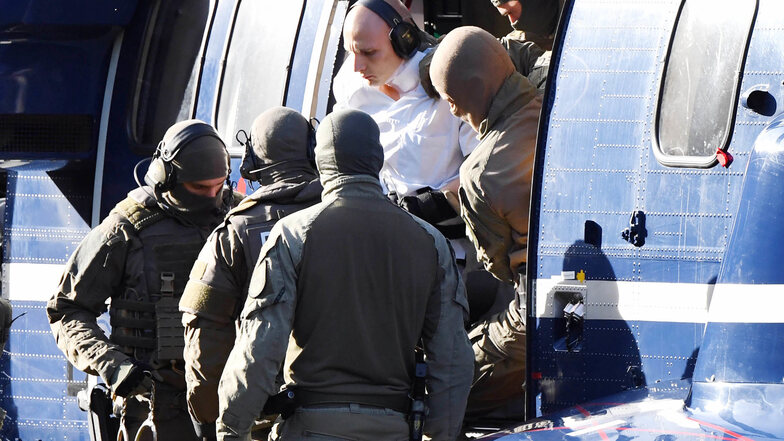 Am Donnerstag wurde Stephan B. mit einem Hubschrauber nach Karlsruhe geflogen und dem Haftrichter vorgeführt.