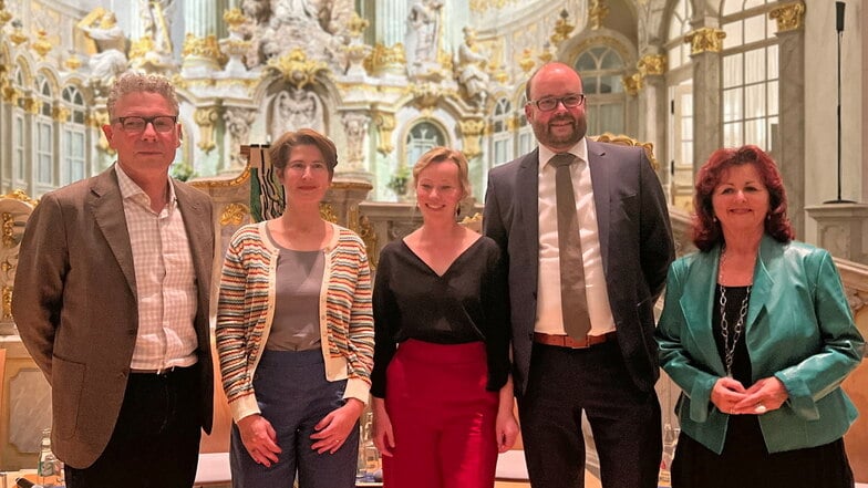 Im Podcast Debatte in Sachsen zum Thema Gendersprache diskutierten in der Frauenkirche: Viola Klein (r-l), Christian Piwarz, Kathrin Kondaurow und Barbara Schlücker. Moderiert wurde das Format von SZ-Redakteur Oliver Reinhard (l).