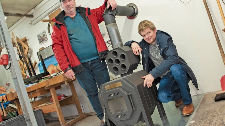 Anleiter Ralf Kaubisch (l.) und Tony Preibisch, Projektleiter der Sozialprojekte, am neuen Ofen in der Holzwerkstatt.