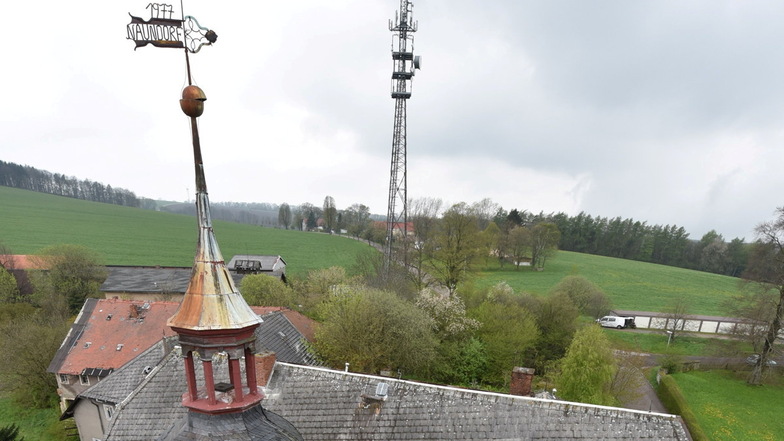 Unser Archivbild zeigt im Vordergrund Schloss Naundorf und dahinter den Funkmast, auf dem auch die O2-Antennen montiert sind, die seit Wochen nicht mehr funktionieren.