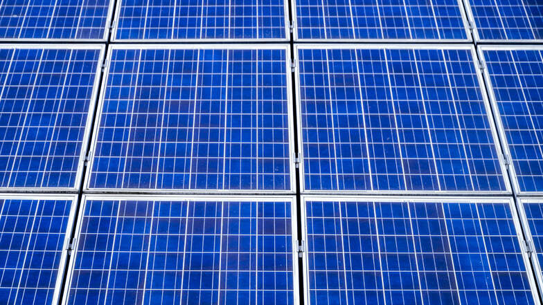 Solarmodule wandeln Sonnenenergie in elektrischen Strom. In Riesa soll das bald auf zwei großen Flächen passieren.